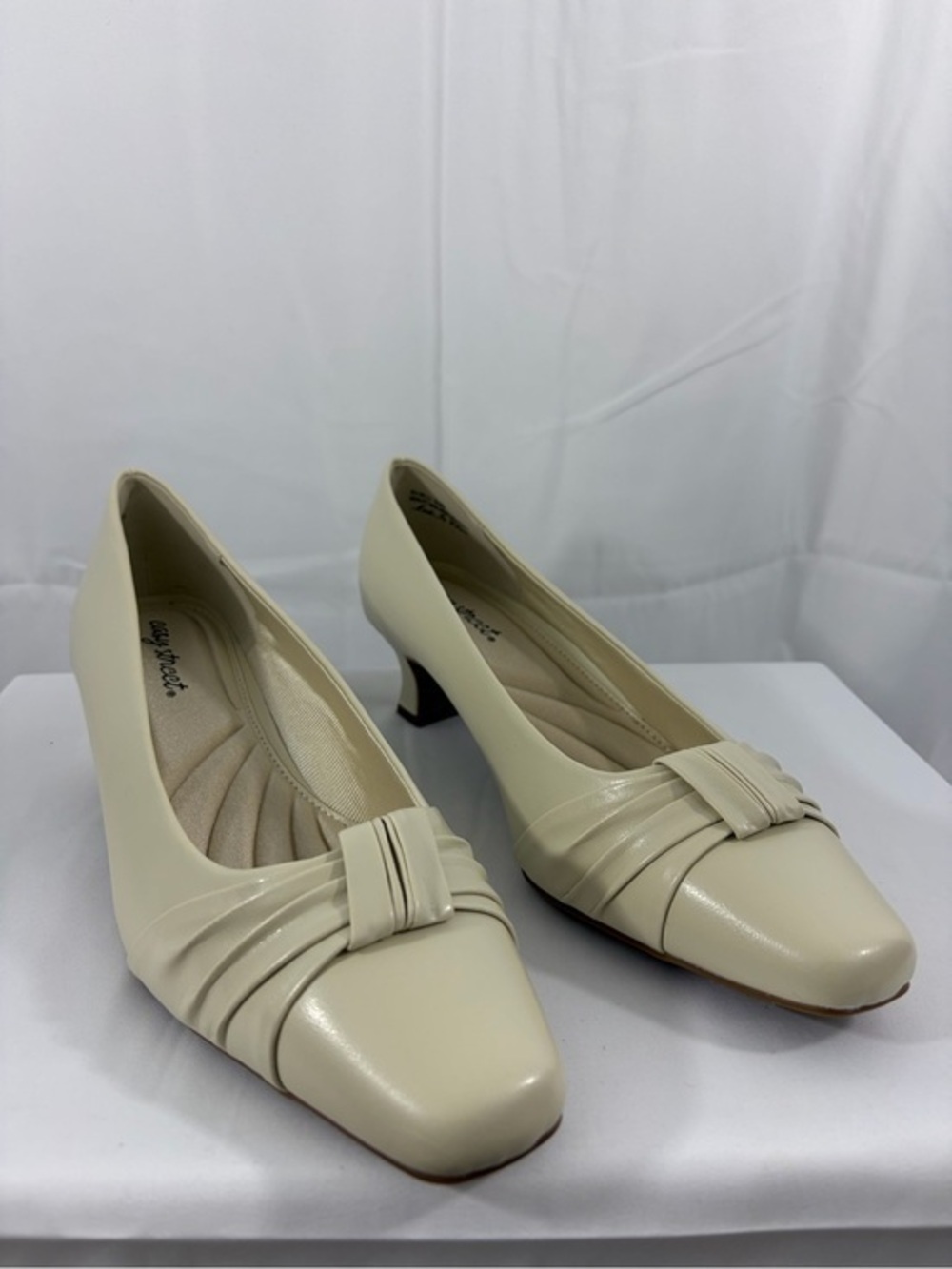 NWT easy street Women’s Size 9W Cream Square Toe Low Heel Pumps